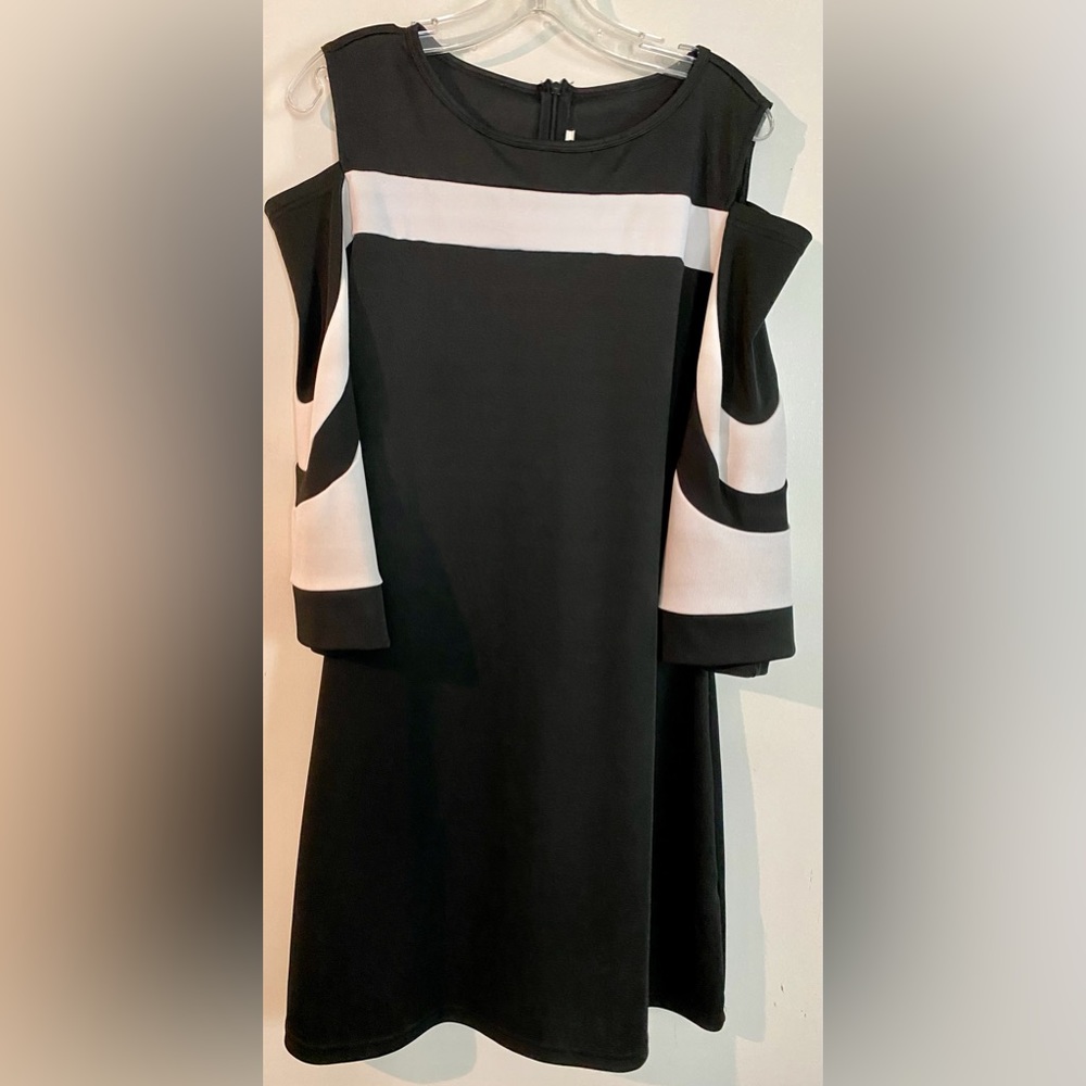 Black and White Cold-Shoulder Shift Dress Large